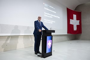Le conseiller fédéral Martin Pfister dévoile sa vision d'une armée plus autonome | RTS
