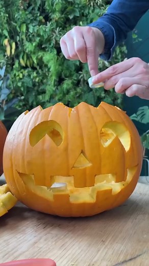C'est pas sorcier de sculpter sa citrouille ! Attrapez votre kit découpe-citrouille et on vous montre comment faire 🎃 👉bit.ly/Halloween-Truffaut | Truffaut