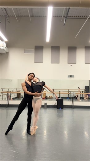 What makes a GOOD ballet partner? 👀 #holisticballet #ballet #pointe #couple #dancer