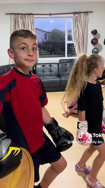 Blindfold boxing challenge 🥊 thought they’d take it easy on their Dad. #boxing #boxingtraining #boxingdrill #viralvideo #foryoupagе #viral #familyfun #boxingchallenge #tictok #viraltiktok #nz #worldwide #prettygirls #followback #challenge #video