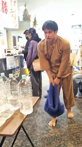 フライングゲット田中さんオスパーにお越しいただき、しかも急に始まるペットボトル落とし大会にもご参加ありがとうございました。見事２本！素晴らしい！本番でも絶対いけると思います。@perakbizone