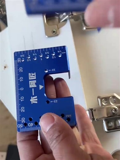 Aluminium alloy fixing plate, hinge mounting bracket, strap magnet, securely attaches to hinges, incorporates marking function, multi-angle measurement capability.#woodworker #woodtools #Carpentry #hardwaretools #tools #DIY #renovation #wholehousecustomization