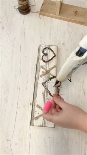 Oldie but Goodie- Valentine’s Craft idea- Enjoy! X🤎X🤎 Sign Craft on vintage beadboard | Hammons Nest