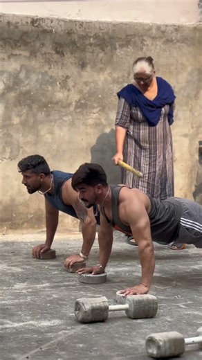 Ghar par hi desi workout Maa ke saath lagaya zor💪#youtubeshorts #shotrsstory