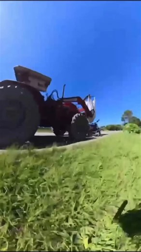 Atento A Rede on Instagram: "TRATOR ATROPELA HARLEY DAVIDSON PARADA EM ACOSTAMENTO DE SC E MOTOCICLISTA FILMA A AÇÃO Um homem registrou o momento em que sua moto, uma Harley-Davidson parada no acostamento devido a problemas mecânicos, foi atropelada por um trator que trafegava na BR-282 em Bom Retiro, na Serra de Santa Catarina (assista acima). Thiago Marmiroli estava com uma câmera acoplada ao capacete e filmou a máquina agrícola se aproximando. Ao ver que o veículo não pararia, se afastou corr