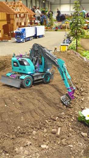 Ever seen an RC excavator with a vibrating plate compactor? 🤯