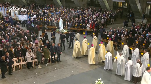 🙏 La statue de la Vierge Marie est portée en procession dans la basilique Saint-Pie-X alors que les pèlerins chantent l'"Ave Maria" de #Lourdes. #11Février 👉 En intégralité sur https://youtube.com/live/0at4nGIufCQ Sanctuaire Notre-Dame de Lourdes | KTO Télévision Catholique