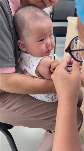 So beautiful baby girl crying injection inject vaccines ❤️🤱