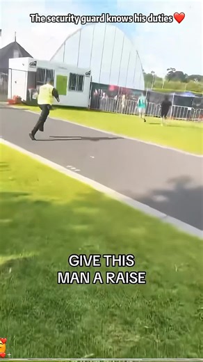 Security guards are the real MVPs at these concerts 🔥#hardworker#concert#shoutoutot#singer#security