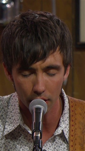 Mo Pitney sings "Ain't Looking Back"