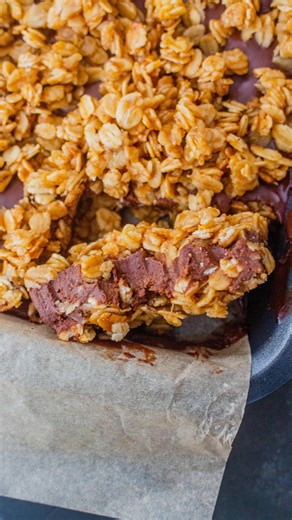 SAVE these 6 ingredient chocolate fudge crumble bars - they’re the ULTIMATE easy treat! So incredibly tasty, vegan, gluten free and refined sugar free and I bet you’ve got at least a few of the ingredients at home already! Here’s how 🧑‍🍳 For the crumble 🔹3 cups oats 🔹8 tbsp maple syrup 🔹1/4 cup cashew butter or other nut butter 🔹4 tbsp coconut oil, melted 🔹1 large ripe mashed banana Optional: Pinch of salt For the filling 🔹4 tbsp coconut oil 🔹4 tbsp cacao powder (I used @foodthoughtsuk)