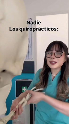 Daniela Emmanuel on Instagram: "Jejejejej #asmr #humor #quiropractico #quiropractico #asmrhumor #quiropractica #quiropracticos #tension #asmrhuesos #tronido #humorespañol #comedia #comediadoctores #comedy"