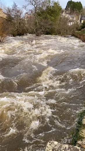 Maison Castel Braz on Instagram: "27 janvier 2026….l’Aven tient bon ! La rivière est en crue. Elle fait son travail : elle évacue, elle pousse, elle file vers la mer Mais 🌙 la marée haute arrive. Et là, c’est le moment de vérité ça passe ou ça déborde La ville se prépare. Commerçants, habitants, services… chacun anticipe, surveille, lève les yeux vers l’eau et le ciel C’est la vigilance version bretonne : calme avec les bottes pas loin. On croise les doigts, on garde l’œil ouvert, et on laisse 
