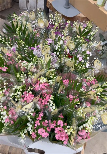 💐Le 1er mai approche 💐 À l’occasion de la Fête du Travail, retrouvez nos bouquets de muguet dans votre hypermarché Carrefour Strasbourg Mundo’ 💐🤍 Une délicate attention à offrir pour perpétuer la tradition et partager un joli porte-bonheur 🌿🍀 Rendez-vous en magasin pour découvrir nos bouquets disponibles 🛒✨ #CarrefourStrasbourgMundo #Muguet #1erMai #FeteDuTravail #Bouquet