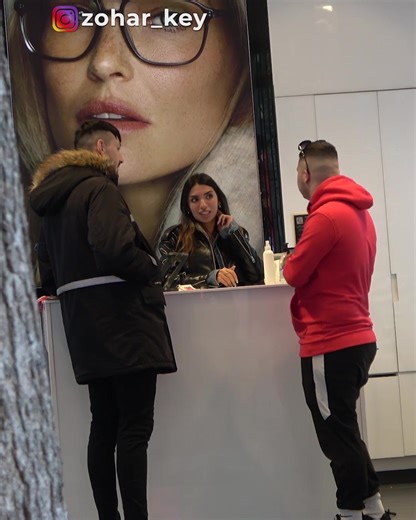 ‏מלמד את @עמית ארביב האח להתחיל עם בנות 😂 #zohar_key #מתיחות