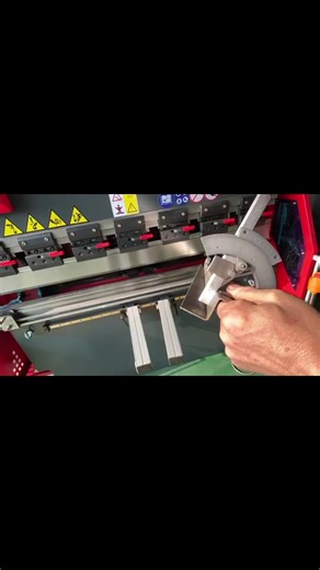 Disponible en Colombia 🇨🇴 Si trabajas con lámina esta máquina te puede aumentar la producción. Dobladora hidráulica CN 30T con control E310P 📲 Escríbenos al WhatsApp 305 775 1382