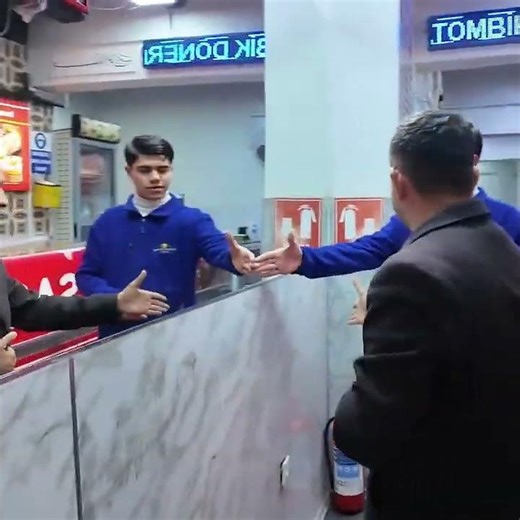 Kendisiyle tokalaşan Hame başkan 🫶❤️☺️