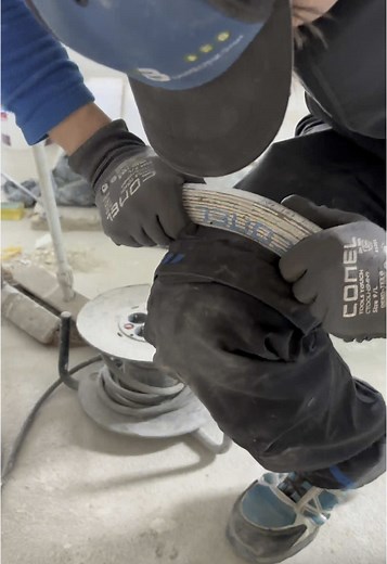 Der Azubi meinte er wäre richtig stark und wollte es mir beweisen… #conel #installateur #engelbertstrauss #azubi #plumbing #work #sanitär #warum #fibo #arbeit #water #amazing #storytime #dúo