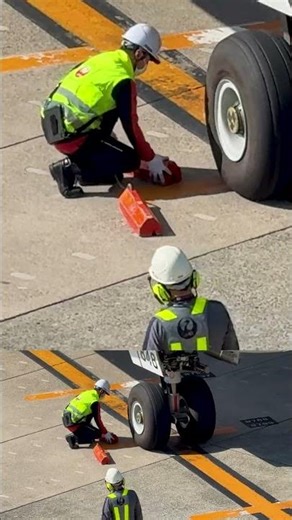 チョーク取り付け､大きく完了サイン！JAL Boeing 787-8 Dreamliner 大阪国際（伊丹）空港 #shorts