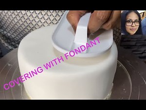 Covering a cake with fondant icing