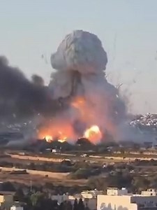 Una fuerte explosión sacudió la zona de Salina, en Malta, este lunes por la mañana tras estallar la fábrica de fuegos artificiales Lourdes, en Triq il-Qadi. El siniestro generó una densa columna de humo y daños en varias propiedades; la policía confirmó que no hubo heridos y ya investiga las causas. #Latinus #InformaciónParaTi
