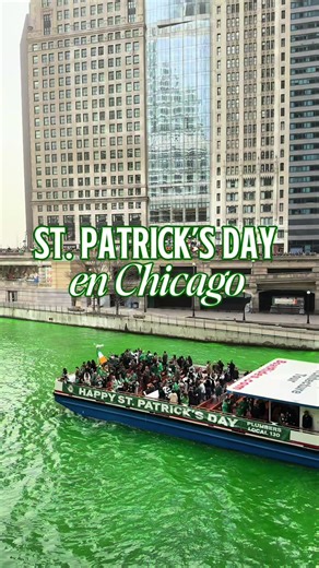 Chicago celebra St. Patrick’s Day como ninguna otra ciudad del mundo 🍀✨ Cada año, el Chicago River se pinta de verde en una de las tradiciones más icónicas que comenzó en 1962. Este año, el teñido del río será el sábado 14 de marzo a las 10:00 AM. Si no puedes llegar temprano, no te preocupes: habrá recorridos en barco durante todo el día en estos horarios: 🕒 11:30 AM | 2:00 PM | 4:30 PM | 7:00 PM El río permanece verde por al menos dos días, así que si quieres evitar las multitudes, te recomi