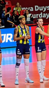 51K views · 909 reactions | Melissa's Tiny Pinch on Aslı's Arm When there was no space left to hold the Republic Day banner, she held Aslı’s arm instead. #melissavargas #volleyball #voleybol #aslıkalaç #fenerbahçe | Voleybol Delisi | Facebook