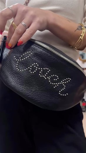 Nove stvari su stigle u radnju i baš smo uzbuđeni oko ove ture 💥 Na štenderima vas čekaju Fendi Monster Wallet Mini Bag, Christian Dior naočare za sunce, Dsquared2 crne pantalone ravnog kroja, kao i ljubičasti vintage kaput od kašmira koji je jedan od onih komada koje odmah vidiš u gomili. I to je samo početak — još par stvarno dobrih komada objavljujemo vrlo brzo 👀 Više detalja o svakom proizvodu možete pronaći na našem sajtu janedoshop.net, kao i na našem drugom profilu @janedoevintageshop. 