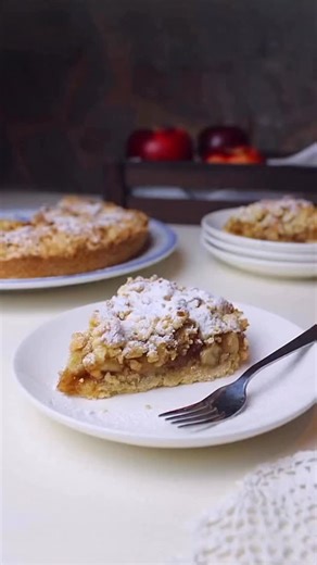 Eleni chondrogianni on Instagram: "👉Αυτή η συνταγή είναι ο ορισμός της απλότητας, αλλά και της απόλυτης γεύσης. ✔️Με καραμελωμένα μήλα, αρώματα κανέλας και γαρίφαλου, και μια ψιχουλιαστή ζύμη που λιώνει στο στόμα, αυτή η μηλόπιτα θα γίνει η αγαπημένη σου παρέα για έναν ζεστό καφέ ή τσάι. 👉Και το καλύτερο; Είναι πανεύκολη να φτιαχτεί, ακόμα κι αν δεν έχεις μεγάλη εμπειρία στη κουζίνα.😉 ΥΛΙΚΑ /για 22 εκατ ταψί /Μερίδες 8 ΓΙΑ ΤΗΝ ΖΥΜΗ 🔺300γρ αλεύρι που φουσκώνει μόνο του 🔺100γρ ζάχαρη άχνη 🔺1