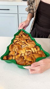 76K views · 389 reactions | Easy holiday breakfast Woman makes a cinnamon roll casserole in the shape of a christmas tree. This original video was produced by Network Media, Rick Lax, LLC, and Justine Kameron | Home Hacks & Easy Snacks | Facebook