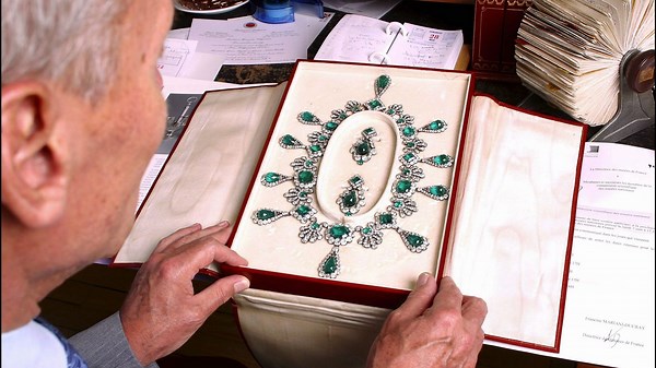 Casse du siècle ce dimanche matin au musée du Louvre. Des bijoux à la 'valeur inestimable' dérobés - RTBF Actus