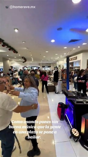 Oro Noticias Puebla on Instagram: "🕺💃 Cuando el ritmo te recorre el sistema nervioso y los pies y manos se quieren mover solos, ¡ya tu sabe'! Haz caso al impulso y saca los "prohibidos". Esta bella y contagiosa escena fue captada en una tienda departamental de la plaza comercial Parque Delta de la Ciudad de México. 📹 @Homrave . . #México #CDMX #ParqueDelta #Sonideros #Viral"