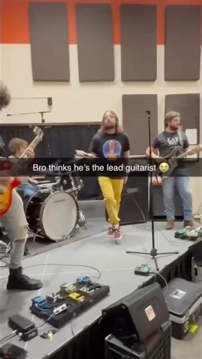 Does this guy think he’s Geddy Lee?🤦‍♂️#rickenbacker #bassist #rocknroll #newmusic #geddylee #rush