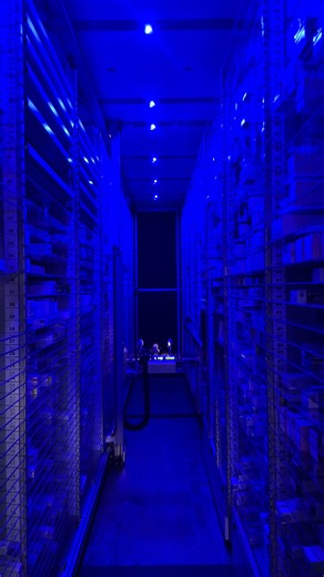 🎬 On vous présente (un peu mieux) un membre discret de l’équipe… ​ Il ne parle pas beaucoup, il travaille surtout dans l’ombre, il adore que tout soit parfaitement rangé, et il ne prend jamais de pause café ☕🤖 ​ Voici notre robot. Il est avec nous depuis le mois d’août, mais comme il est plutôt discret, on s’est dit qu’il était temps de vous le présenter 😉 ​ Son rôle ? 👉 Aller chercher vos boîtes 👉 Les ranger 👉 Et participer à la sérialisation, ce système qui permet de tracer chaque boîte 