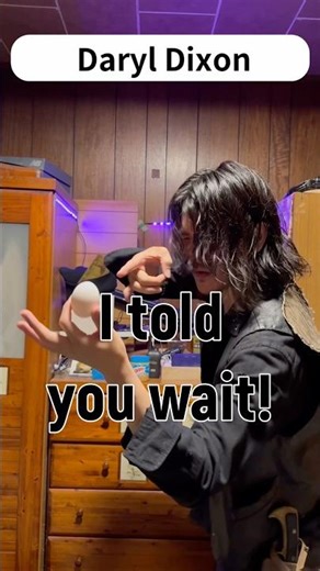 Normal People vs Daryl Dixon cracking an egg 😂 #thewalkingdead #daryldixon