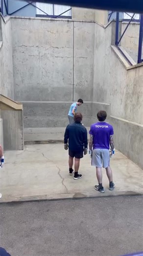 We need explanations on that wall inside the court 😳😳😳😳 #wallball #handball #fives | Handball United