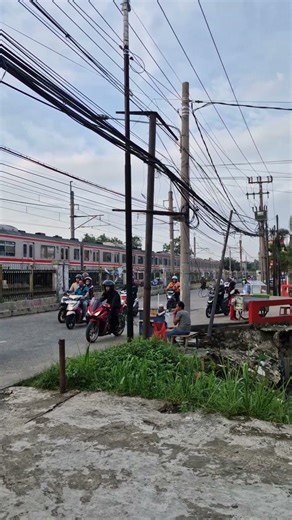 Privilege Hidup di Perkotaan: Lihat Lalu Lalang KRL 🚆