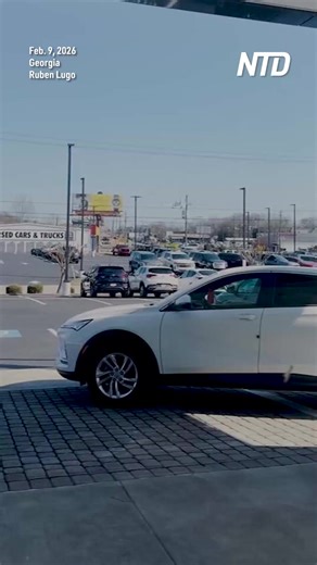 Video shows a single-engine plane making an emergency landing on a Georgia roadway, crashing into multiple cars. | NTD Television