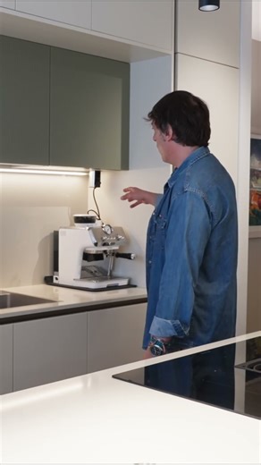 Cucina con prese elettriche a scomparsa #interiordesign