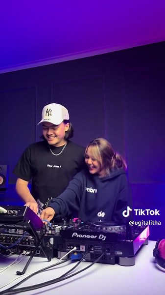 Belajar DJ Bersama Jay Jax dan Mugitha