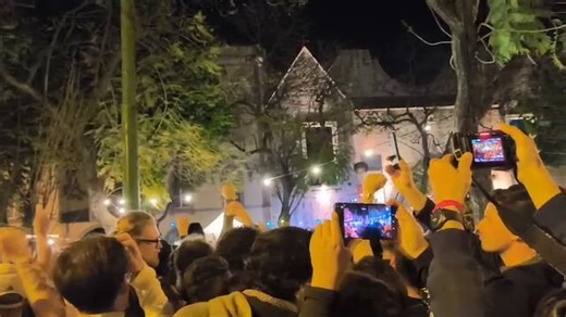 “El pueblo es el que más ordena”: Grandola en 25 de abril, Lisboa, precedida de los cánticos “fascismo nunca más” En cada esquina, un amigo En cada rostro, igualdad