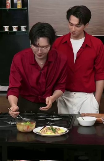 keng was so focused on namping tasting the soup as if he’s waiting for his turn… and of course he did, namping even blew the hot soup before feeding it to him— THIS IS SO MARRIED BEHAVIOR 💯 KNP AT THYCHEF LIVE#เก่งน้ำปิงสูตรเธอฉันทำxไทเชฟ
