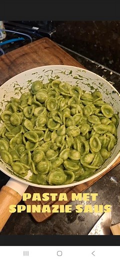 PASTA MET SPINAZIE SAUS 🥬 | Recept 👇 We beginnen de nieuwe week met een simpele, lekkere en makkelijke pasta. Met sauzen kun je bijna oneindig variëren, en vandaag gebruik ik spinazie als basis. Aftoppen met stracciatella en pistachanoten en je bent klaar! Recept voor 2 personen Ingrediënten - 150 gram orechiette (pasta) - 100 gram spinazie - 75 ml kookroom - 25 gram Parmezaanse kaas - 1 teen knoflook - sap rasp van een halve citroen - blaadjes van 2 takjes basilicum - 100 gram stracciatella (