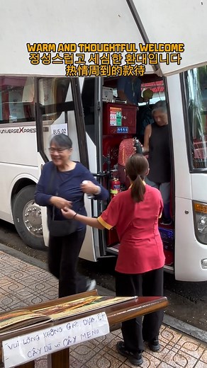 Today, Bep Me In had the pleasure of welcoming a group of tourists for a meal. The atmosphere at the restaurant was lively, with everyone enjoying Vietnamese dishes full of flavor in a spacious and airy setting. Laughter, the clinking of dishes, and the aroma of food came together to create a truly enjoyable and fulfilling lunch. Thanks to its central location, diverse set menu, and dedicated staff, Bep Me In is always a favorite stop for tourist groups. -------- Hôm nay, Bếp Mẹ Ỉn vinh dự đón t