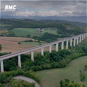 🚆 Dans les années 80, il fallait près de 7 heures pour relier, en train, Paris et Marseille. Mais le 10 juin 2001, le TGV bouleverse la géographie et rapproche Marseille à seulement 3 heures de Paris. Un défi hors norme pour la SNCF qui s´engage dans l´un des plus grands chantiers de génie civil du 20ème siècle ➡️ https://bit.ly/42cnNzR | RMC BFM PLAY