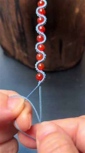 Instructions for tying a red beaded bracelet #diy #bracelet #craftyhome