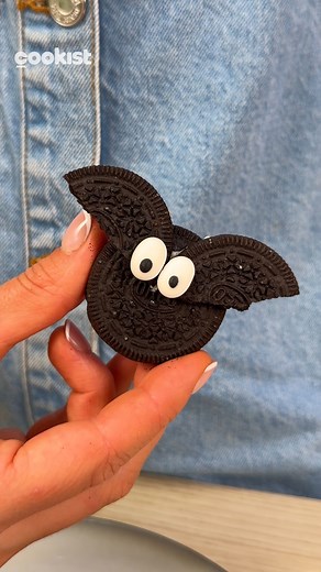 Bat cookies: only 2 ingredients for a spooky sweet treat! INGREDIENTS Cookies Sugar eyes METHOD You just need to split the cookies in half and remove the cream, setting it aside. Break the cookie halves. Using the cream, stick the two halves onto a whole cookie to create wings. Using the cream again, add the sugar eyes. | Cookist Wow