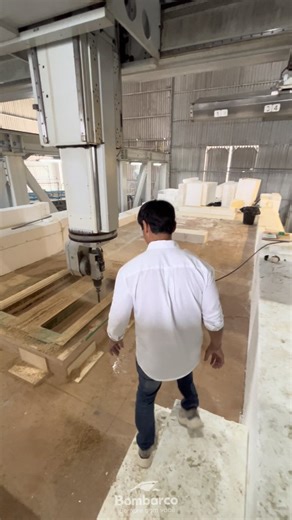 Bombarco on Instagram: "Cadê o Caramujo? Ahh Encontramos o Caramujo (Fabiano Borba) na máquina que está tirando do papel o maior barco do estaleiro Schaefer Yachts. Essa máquina é a maior fresa CNC 5D da América Latina. . Com tecnologia de 5 eixos simultâneos (X, Y, Z + A e C), essa fresa de grande porte permite a usinagem de peças complexas e moldes tridimensionais, de grande volume e com altíssimo nível de precisão. . O resultado é mais desempenho, qualidade estrutural e excelência construtiva