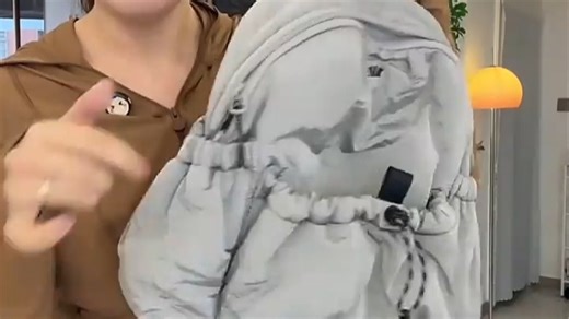 轻盈出行新选择，这款双肩包通勤旅行都合适。大容量分区设计，轻松收纳笔记本、衣物与日常用品，耐磨材质兼顾舒适背感，陪你从容应对城市穿梭与短途出行。