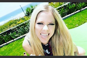 Avril Lavigne llega a TikTok y su apariencia causa furor